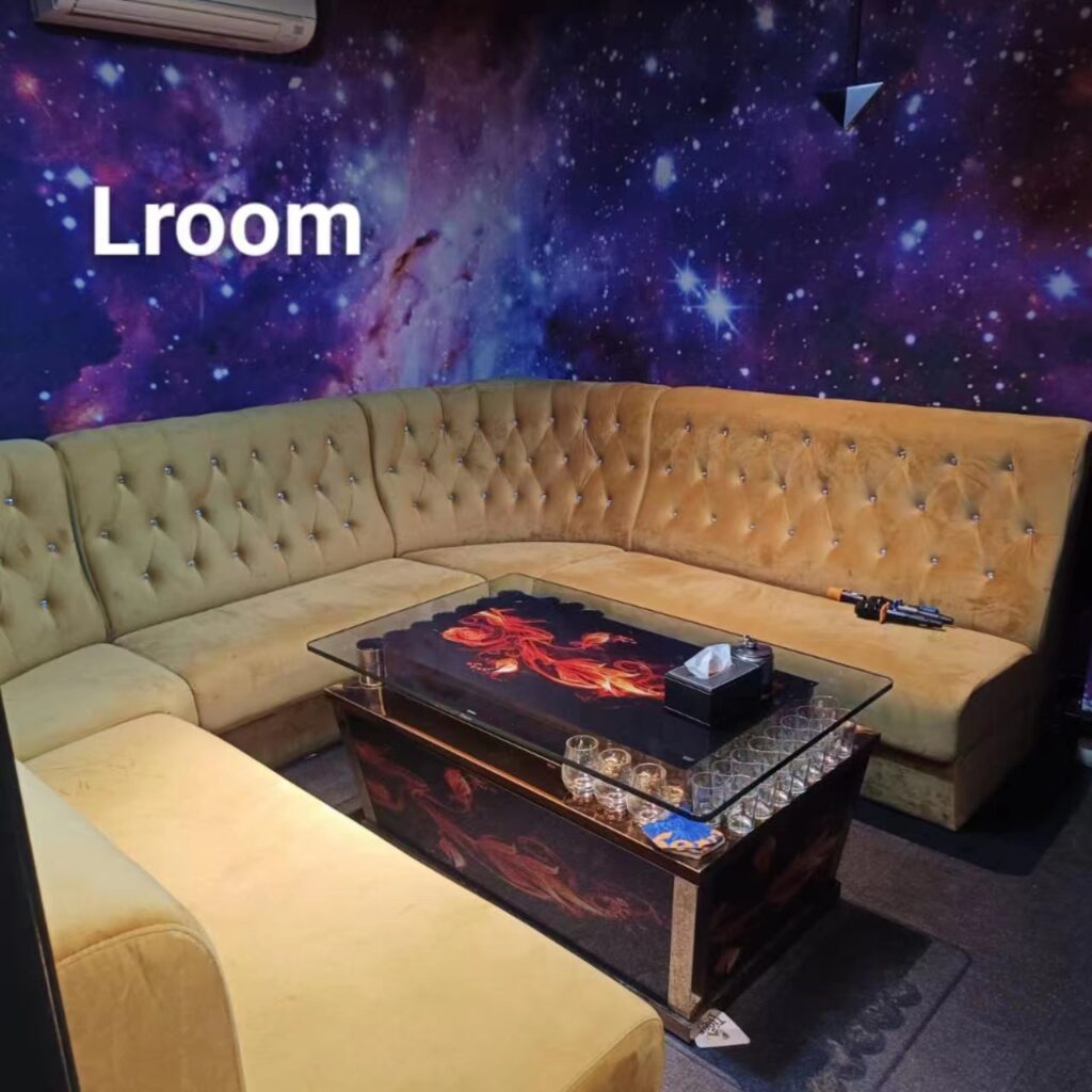 level 9 l room